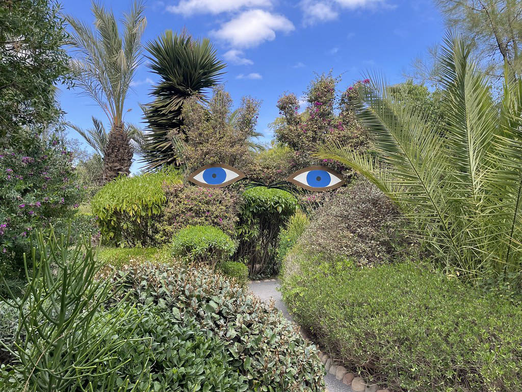 Le jardin a des yeux.