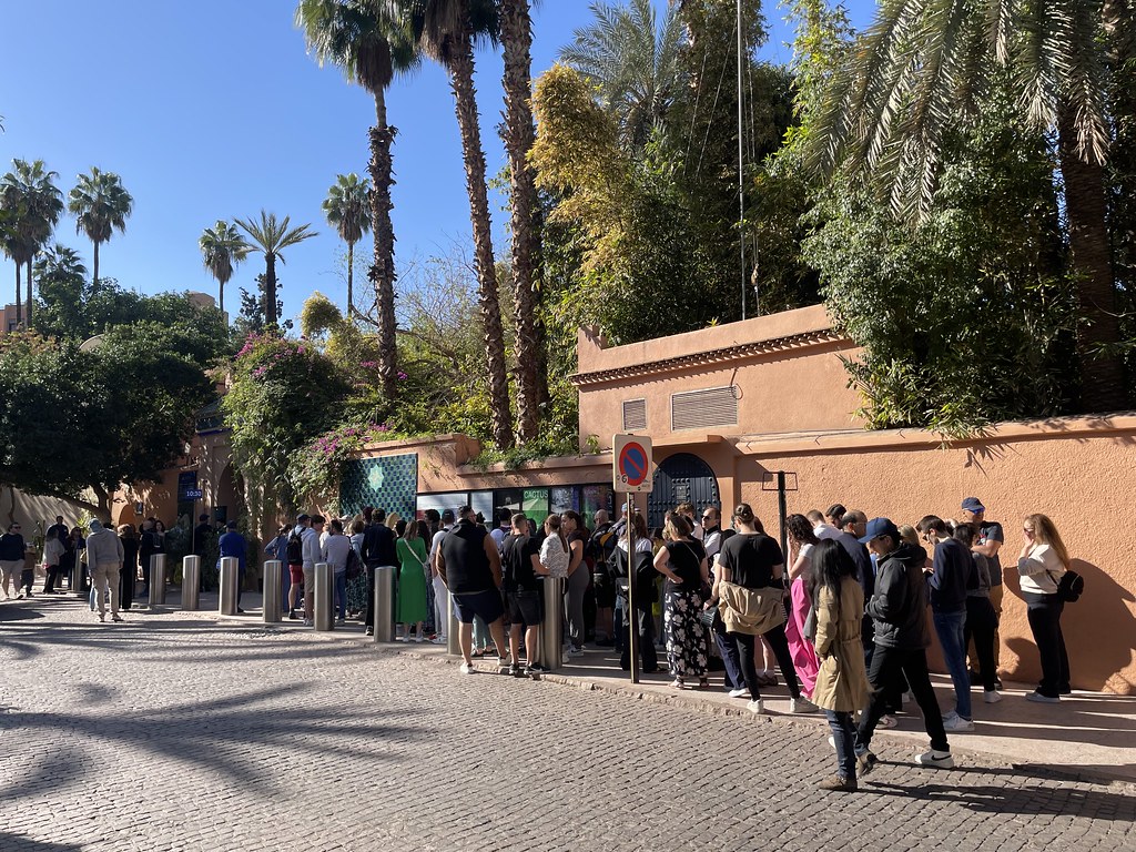 Fil d'attente devant le Jardin Majorelle à Marrakech.