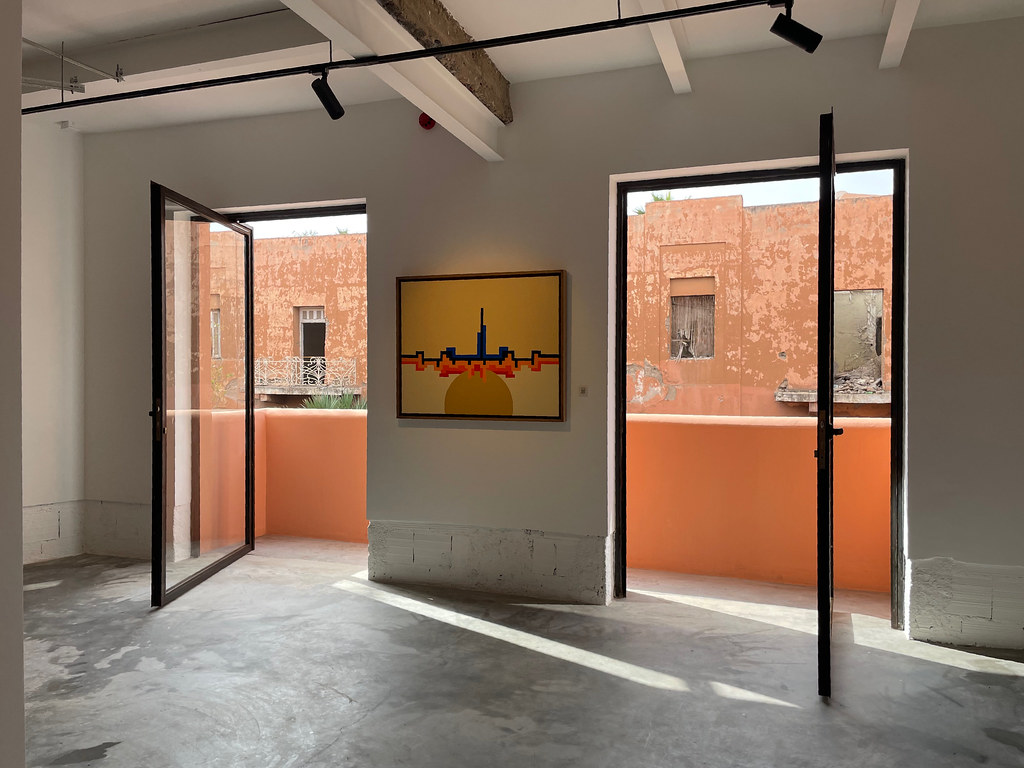 Intérieur du Loft Art Gallery à Marrakech lors d'une expo avec Mohammed Melehi.
