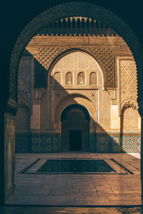 Cour de la Medersa Ben Youssef dans la Médina de Marrakech -Photo de Don Fontjin