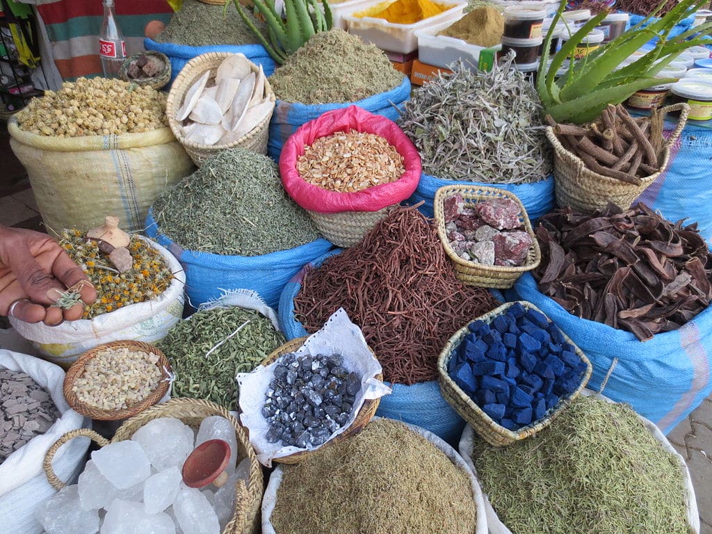 Herboristerie dans le souk dans le Mellah de Marrakech, l'ancien quartier juif. Photo d'Arnaud 25.