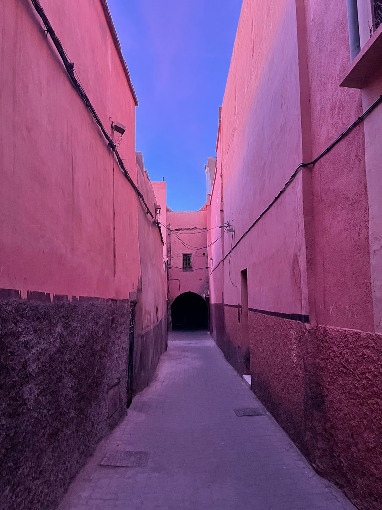 Photo non retouchée des couleurs dans la médina au coucher de soleil.