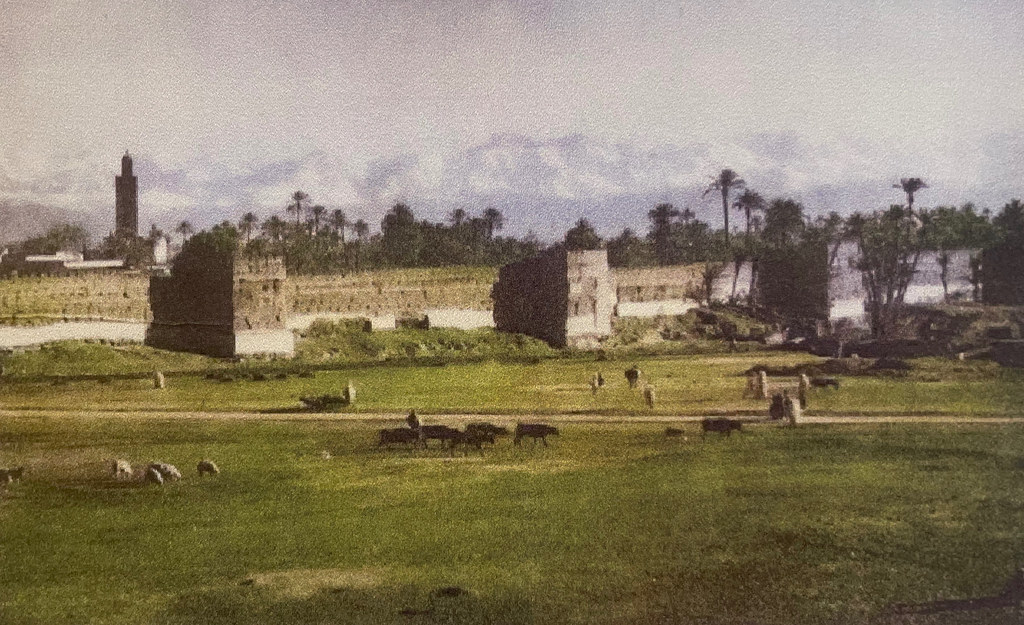 Muraille de Marrakech sur une ancienne carte postale du musée.