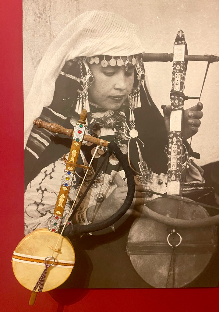 Présentation d'instruments de musique au musée Mouassine de Marrakech.
