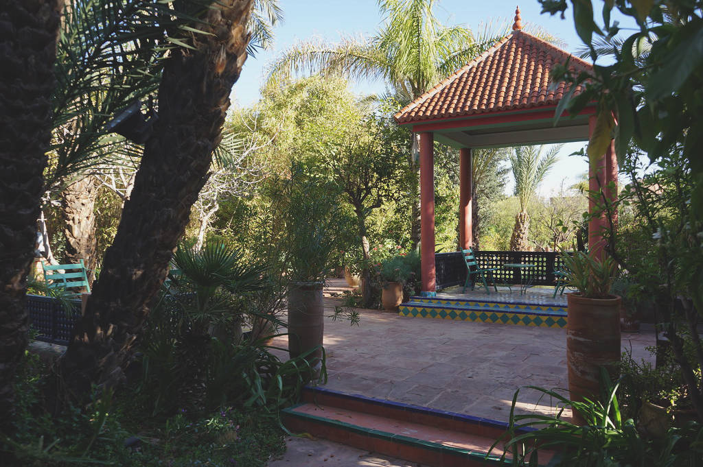 Kiosque dans le jardin du Musée de la Palmeraie à Marrakech.