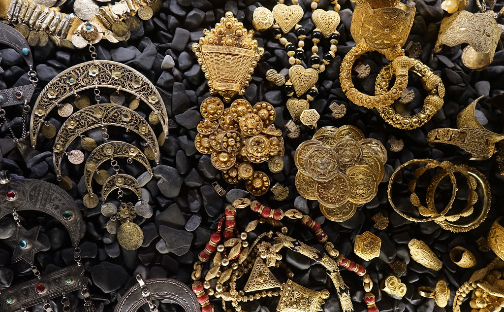 Bijoux d'argent doré de la région du Mali / Mauritanie dans le Musée des parures à Marrakech.