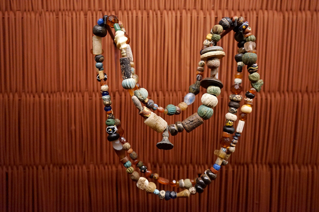 Collier de perles multicolores dans le Musée des parures à Marrakech.