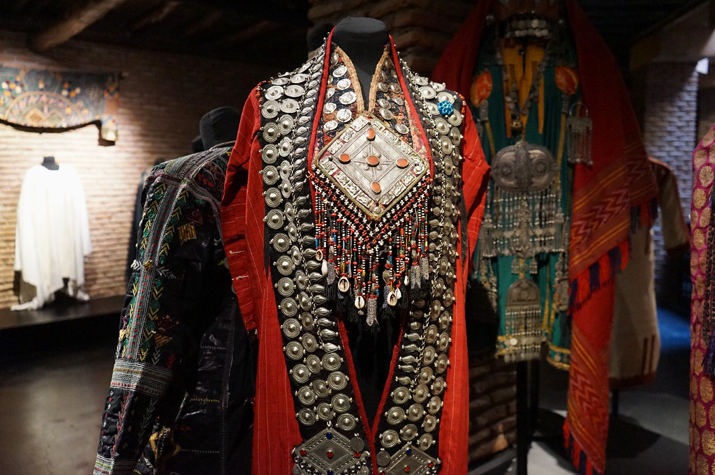 Manteau-cape du Turkmenistan dans le Musée des parures à Marrakech.