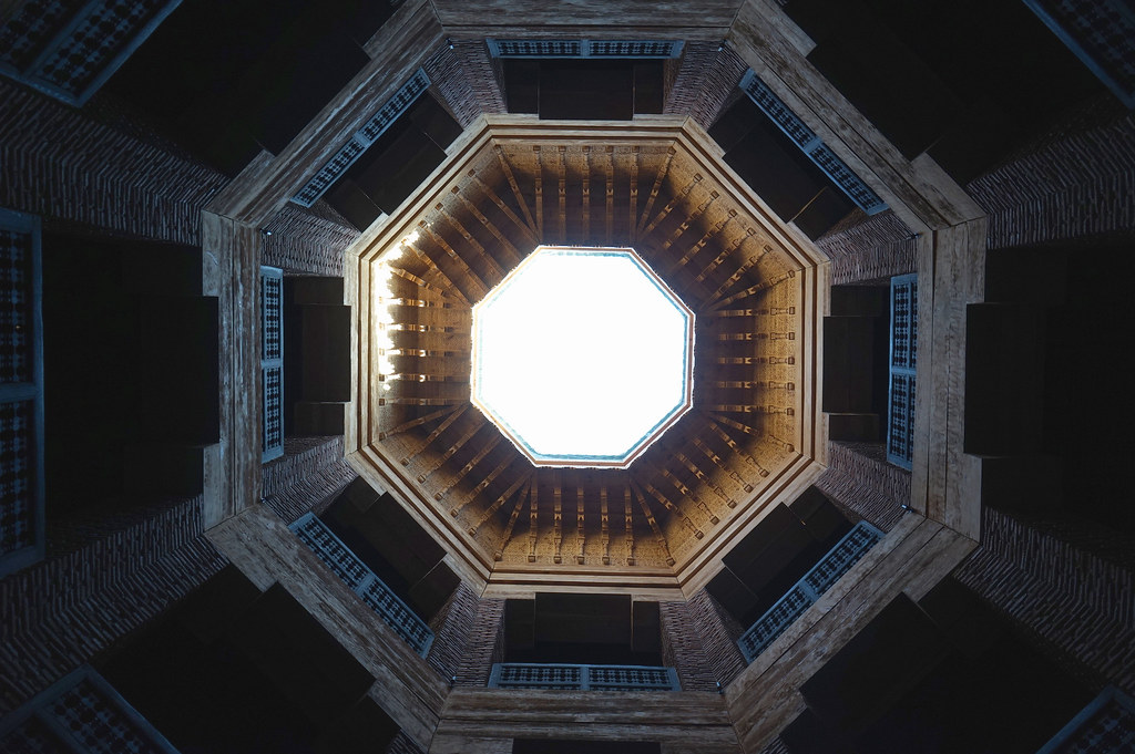 Puit de lumière dans le musée de parures de Marrakech.