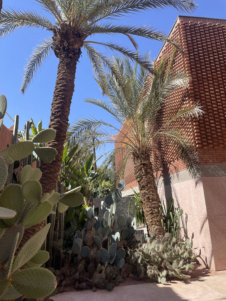 A l'extérieur du Musée Yves Saint Laurent à Marrakech.