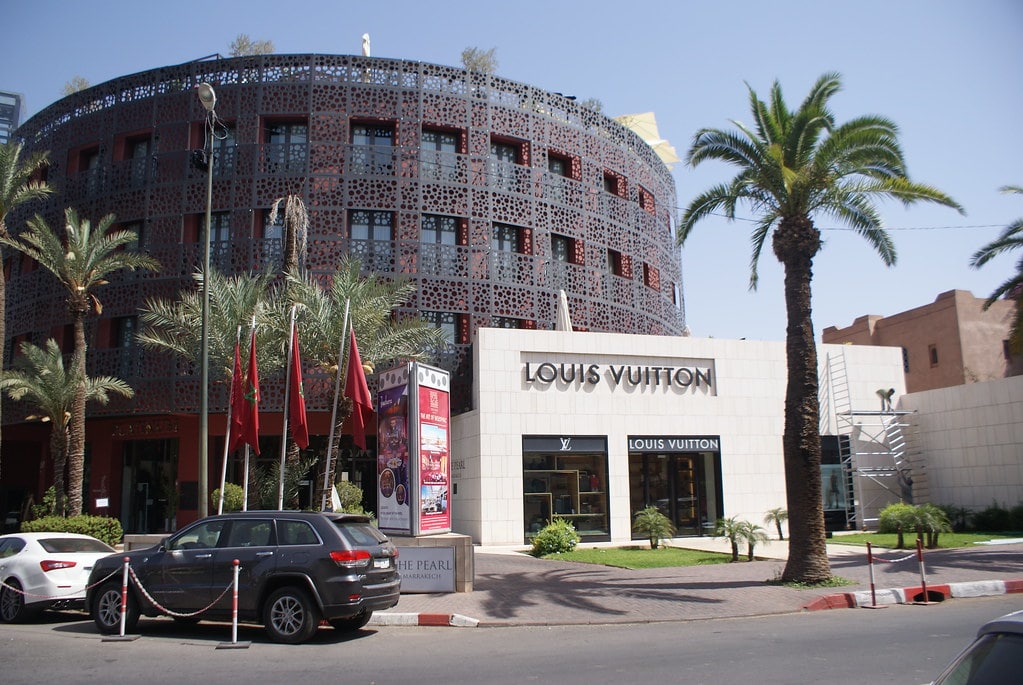 Boutiques et hôtel de luxe dans le quartier de l'Hivernage à Marrakech au Maroc.