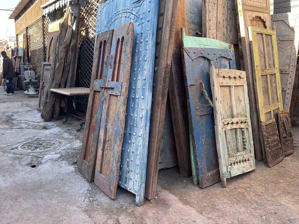 Portes au souk Bab el Khemis à Marrakech.