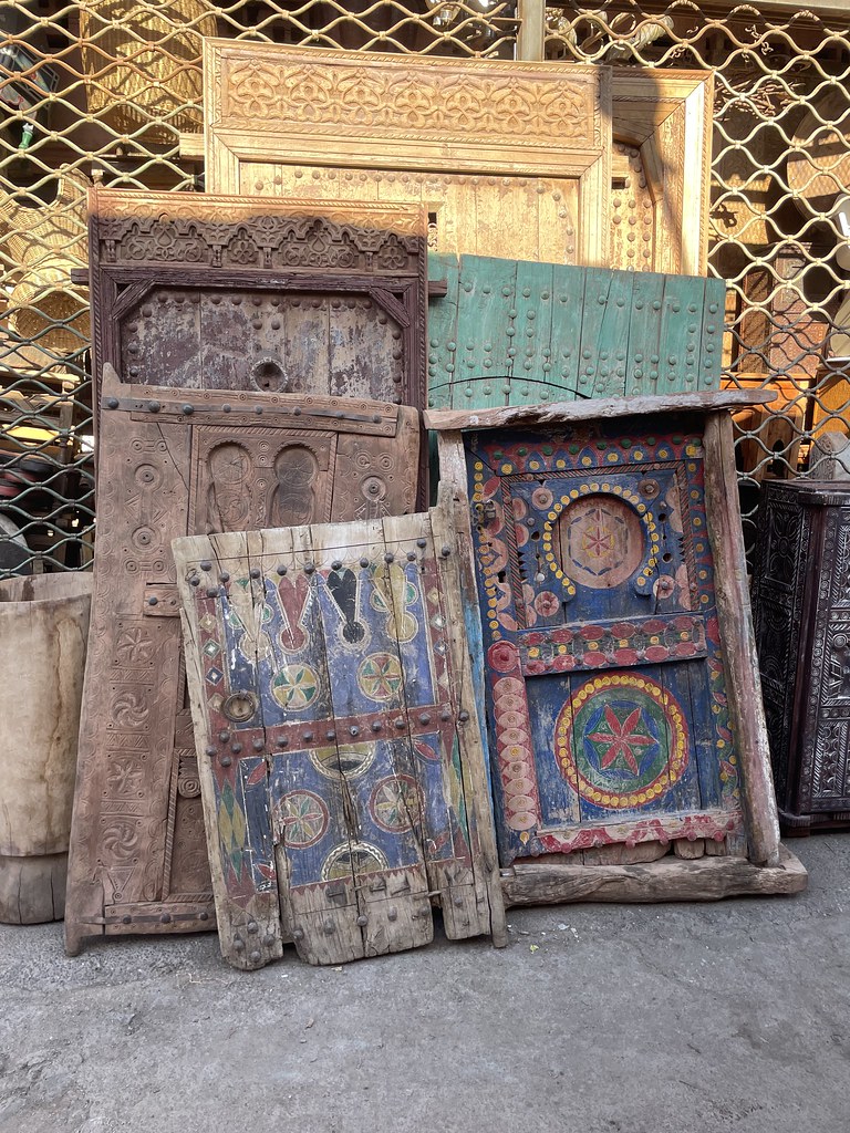 Portes au souk Bab el Khemis à Marrakech.