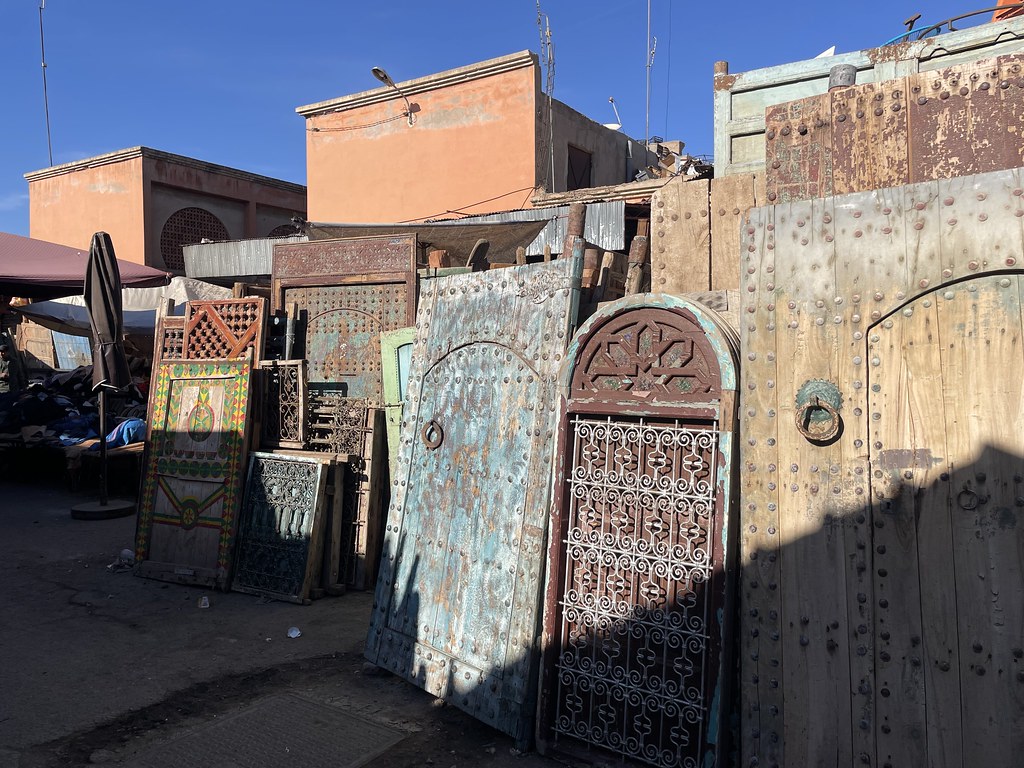 Portes au souk Bab el Khemis à Marrakech.