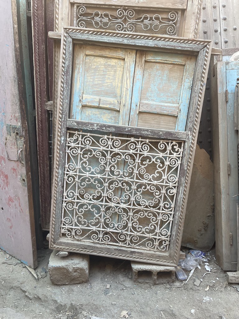 Fenêtre et son moucharabieh au Souk El Khemis à Marrakech.
