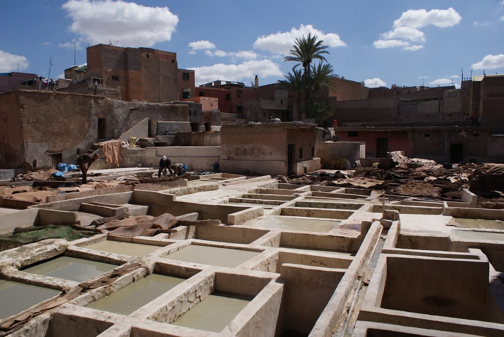 Les nombreuses cuves par lesquelles passent les peaux à la tannerie de Marrakech.