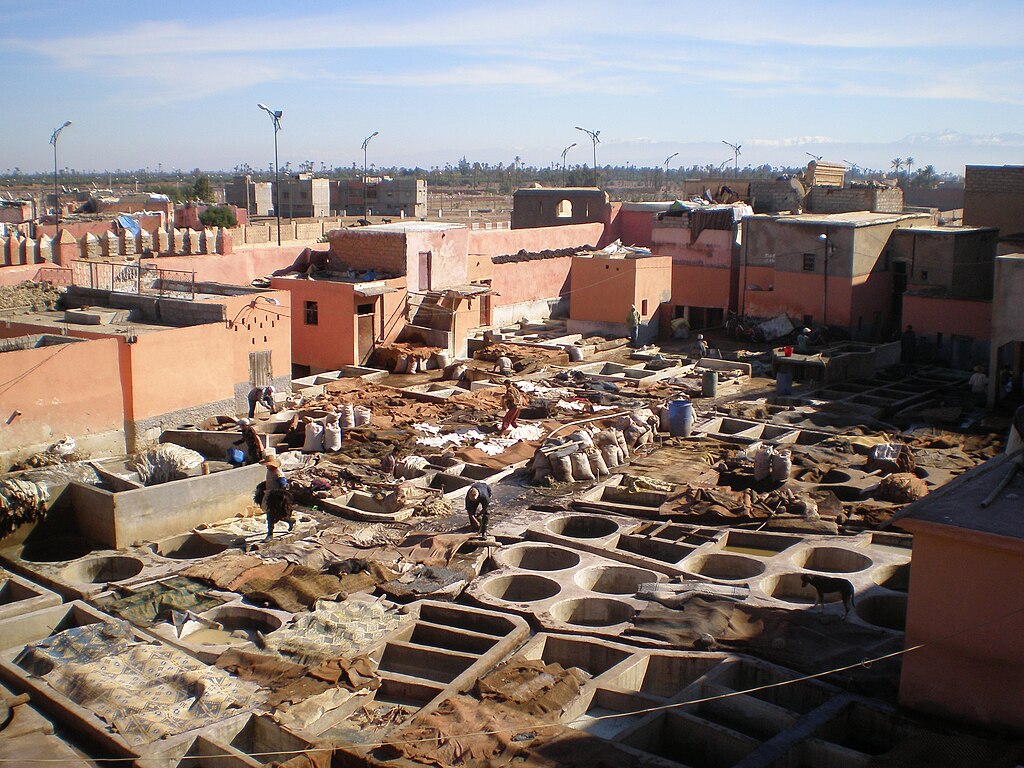 Paysage de tanneries à Marrakech. Photo de Hector Garcia.