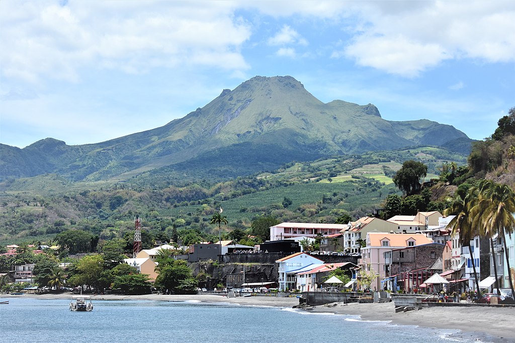 Village de Saint Pierre avec le Mont Pélé en fond - Photo de Rehcral - Licence ccbysa 4.0