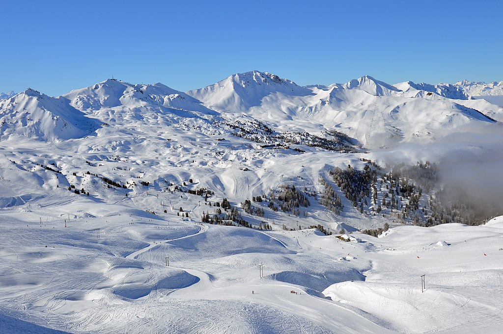 Vue sur la Station de la Plagne depuis le Montagne de l'Arc - Photo de DimiTalen - Licence c0