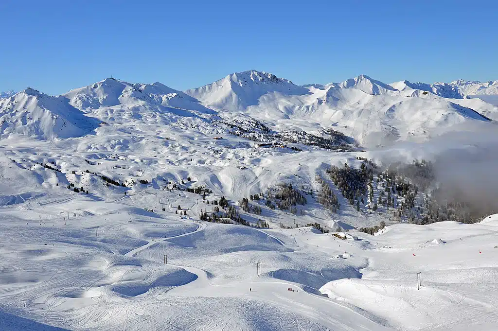 Vue sur la Station de la Plagne depuis le Montagne de l'Arc - Photo de DimiTalen - Licence c0