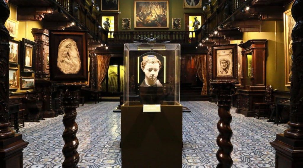 Belle collection d'art au Musee Filangieri à Naples.