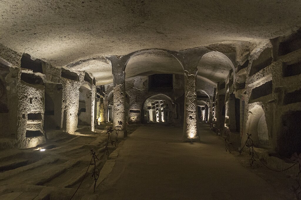 Catacombes de San Gennero dans le quartier de la Sanita à Naples – Photo de Dominik Matus