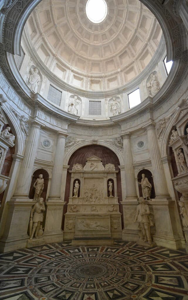 Chapelle de Caracciolo di Vico dans l'église San Giovanni a Carbonara à Naples. Photo de Mentnafunangann. Licence ccbysa 4.0