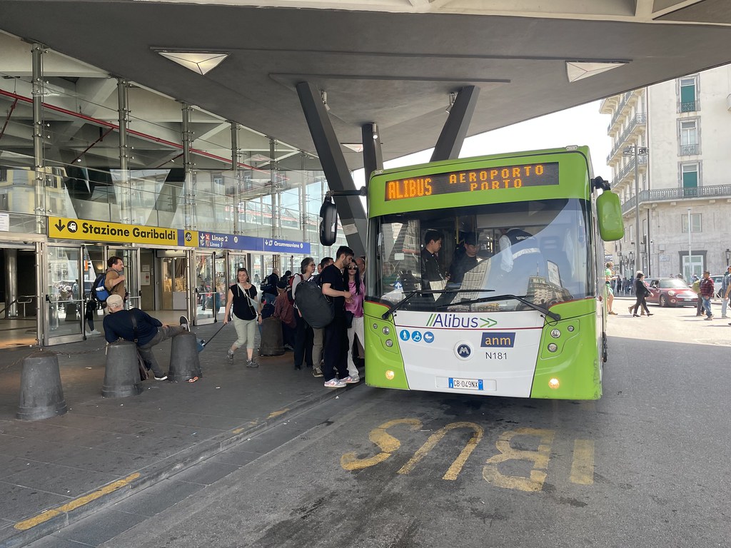Navette Alibus pour l'aéroport à la Gare centrale Stazione Garibaldi à Naples.