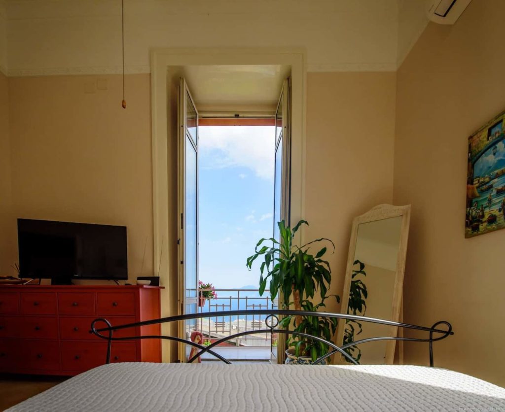 Airbnb à Naples : Hébergement avec une vue extraordinaire sur la baie de Naples.