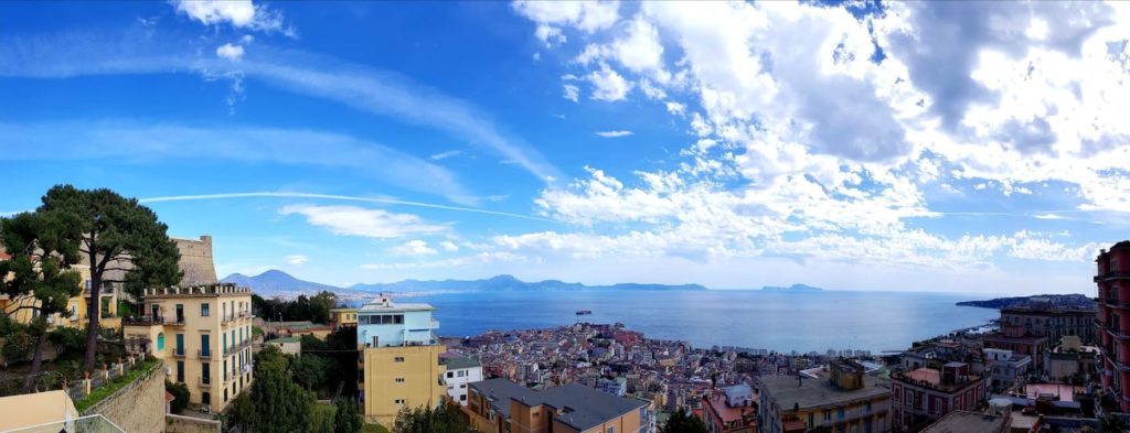 Airbnb à Naples : Hébergement avec une vue extraordinaire sur la baie de Naples.