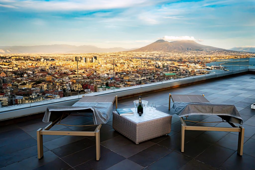 Airbnb à Naples : Hébergement insolite avec ce rooftop dingue.