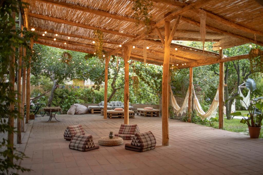 Dans le jardin de l'auberge de jeunesse Hopestel Secret Garden à Naples.