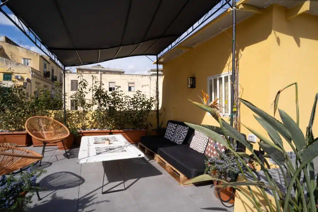 Espace extérieur de l'auberge de jeunesse Hopestel Secret Garden à Naples.