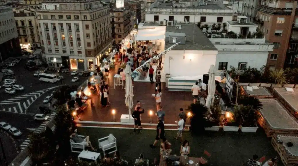 Rooftop de l'auberge de jeunesse Ostello Bello Napoli à Naples.