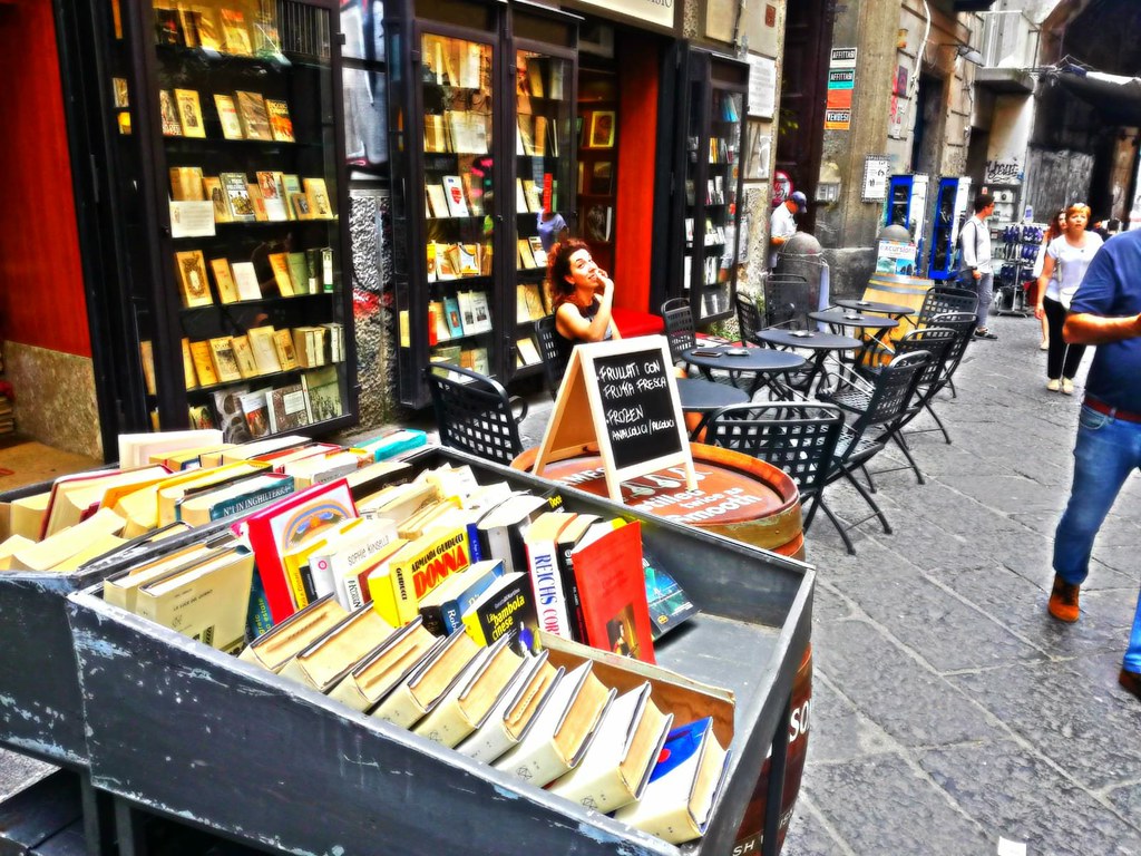 Magnifique combo : Bar à vin + librairie au Libreria Berisio dans le centre historique de Naples.