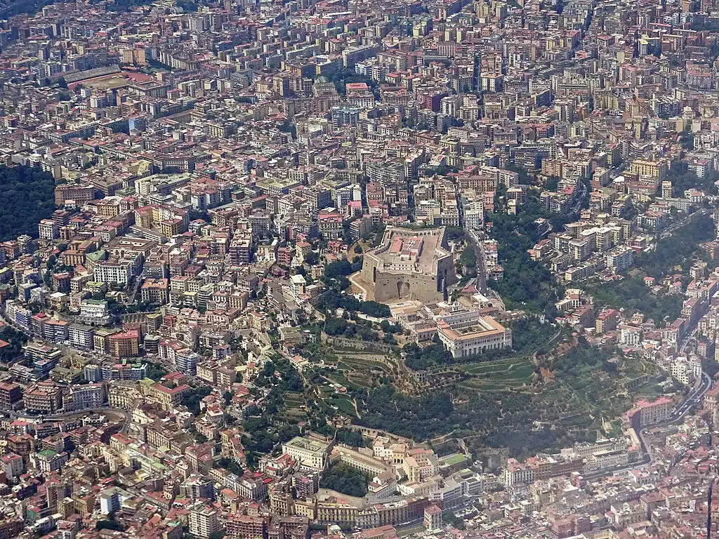 Castel Sant Elmo à Naples vue arienne- Photo de Rolf Kickuth - Licence ccbysa40.