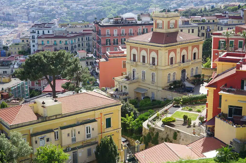 Vue sur les hauteurs du quartier de Chiaia à Naples depuis le Castel Sant'Elmo.