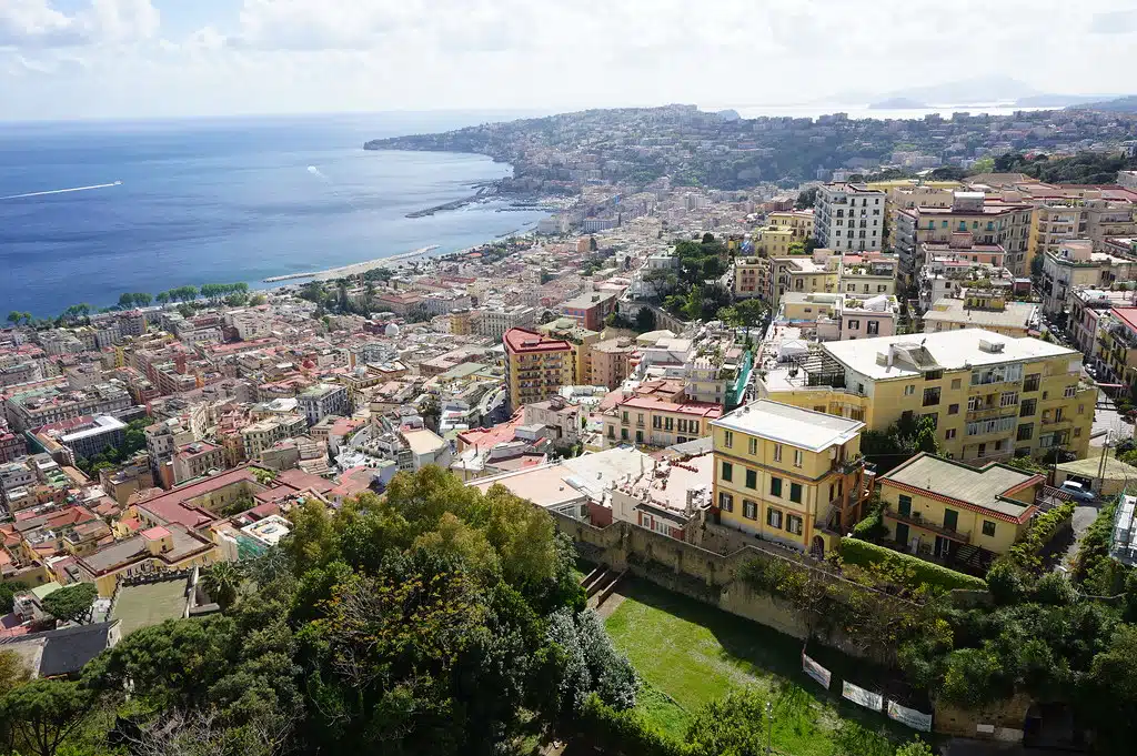Vue sur le quartier de Chiaia et de Posillipo à Naples depuis le Castel Sant'Elmo.