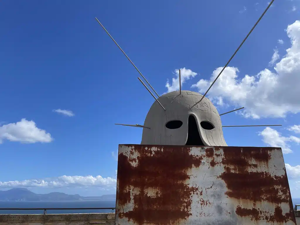 Statue d'un casque corynthien dans la cour du Castel Sant'Elmo à Naples.
