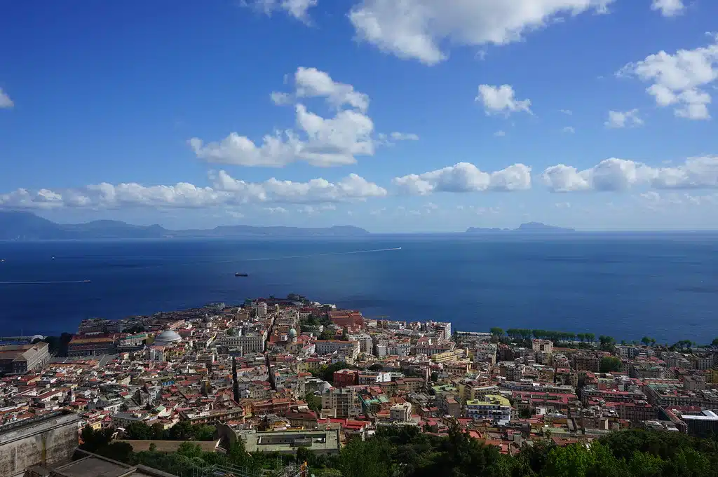 Vue sur le quartier de Santa Lucia, la baie de Sorrente et l'île de Capri depuis le Castel Sant'Elmo.