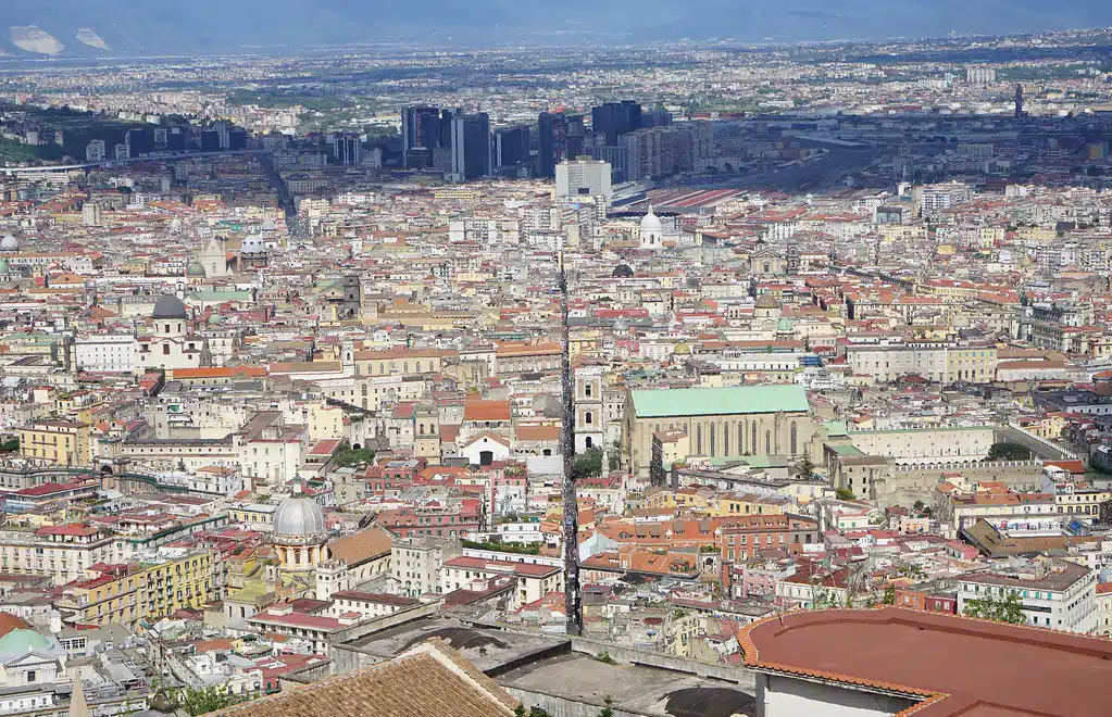 Vue sur la rue fendant Naples ou Spaccanapoli depuis le Castel Sant'Elmo à Naples.