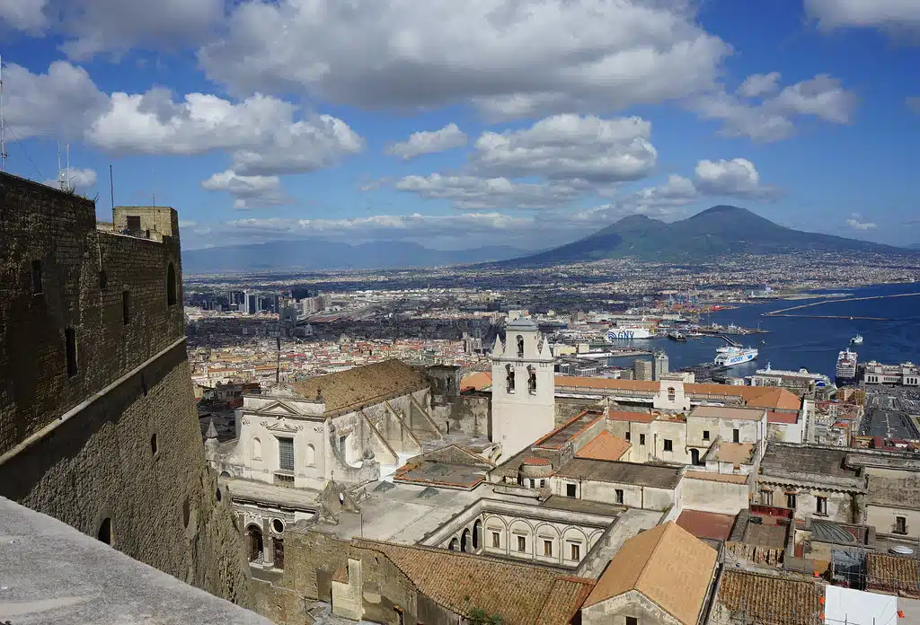 Vue sur Naples et le Vésuve depuis la colline du Vomero (chateau castel Sant'Elmo).