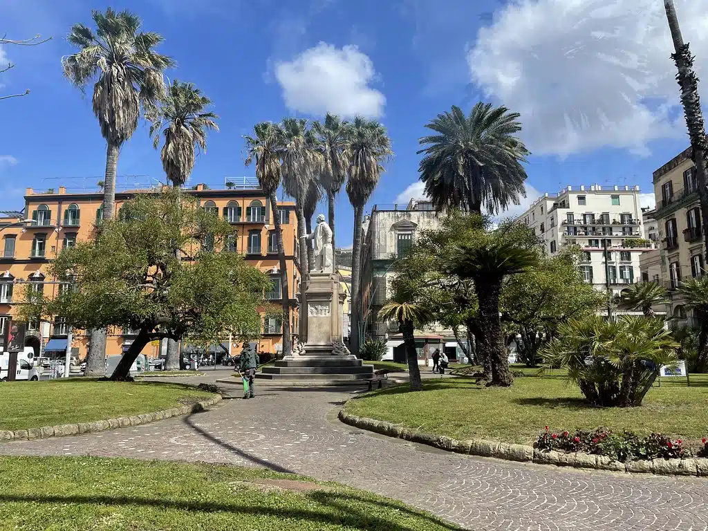 Dans le jardin Villa Comunale du quartier de Chiaia à Naples.