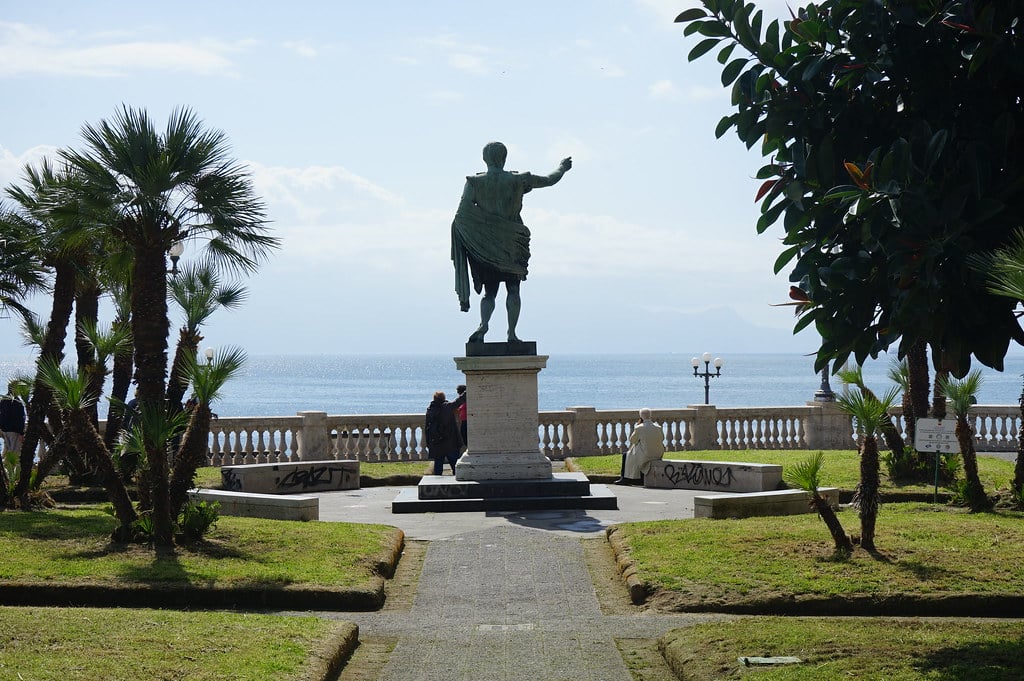 Dans le jardin Villa Comunale du quartier de Chiaia à Naples.