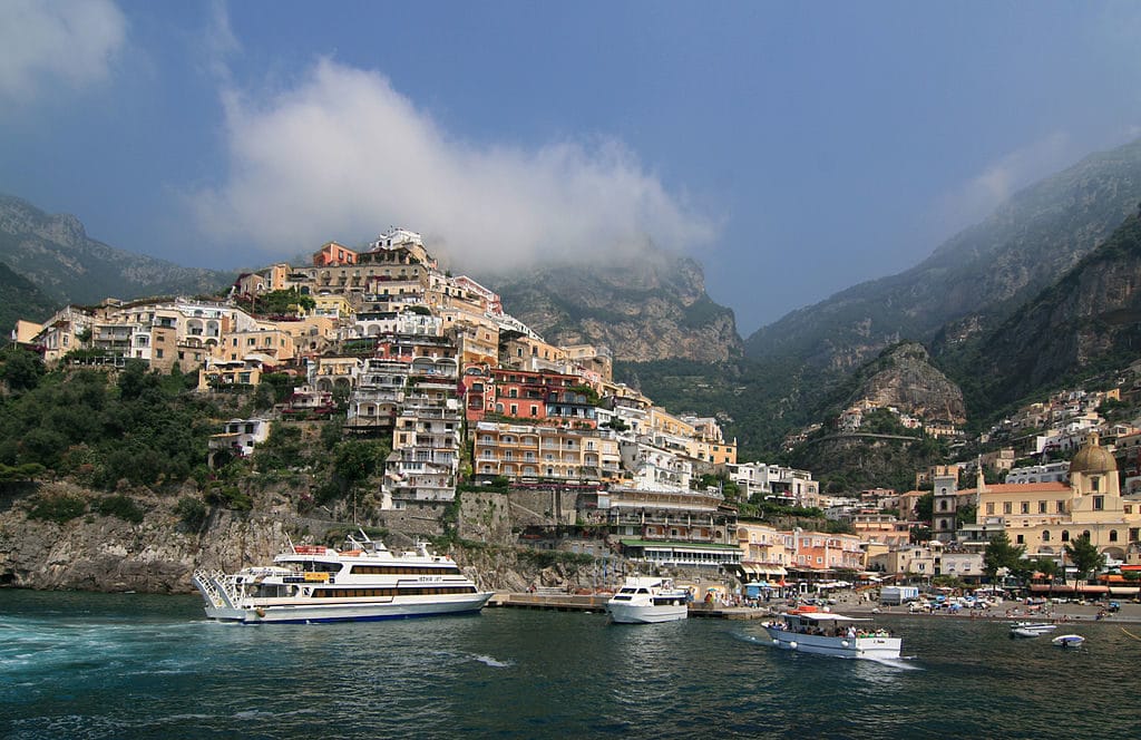 Côte Amalfitaine près de Naples : Vue sur la ville de Positano entre mer et montagne - Photo de Jensens