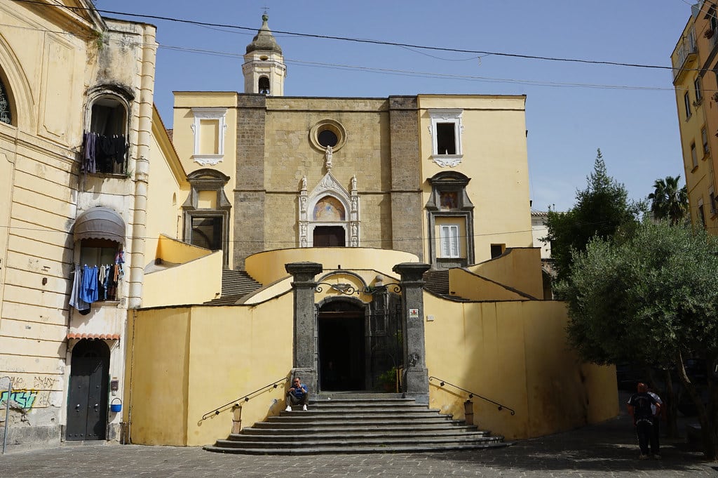 Façade de l'église San Giovanni a Carbonara à Naples.