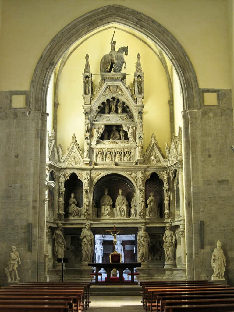Nave et monument funéraire dans l'église San Giovanni a Carbonara à Naples. Photo d'Armando Mancini. Licence ccbysa20