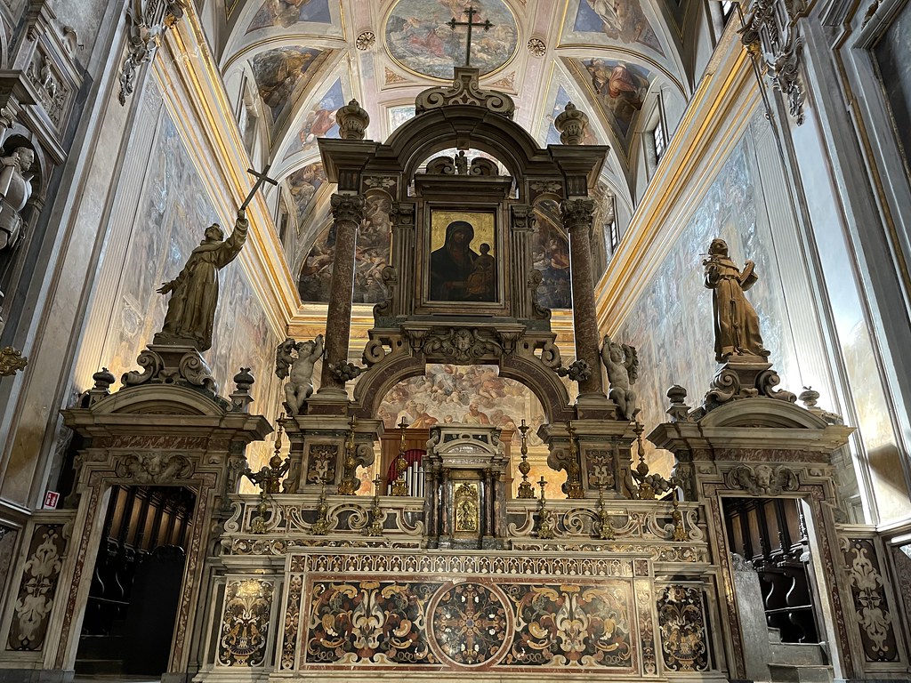 Autel dans l'église Santa Maria La Nova à Naples.
