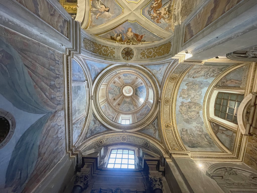 Plafond et petit dome de l'église Santa Maria La Nova à Naples.