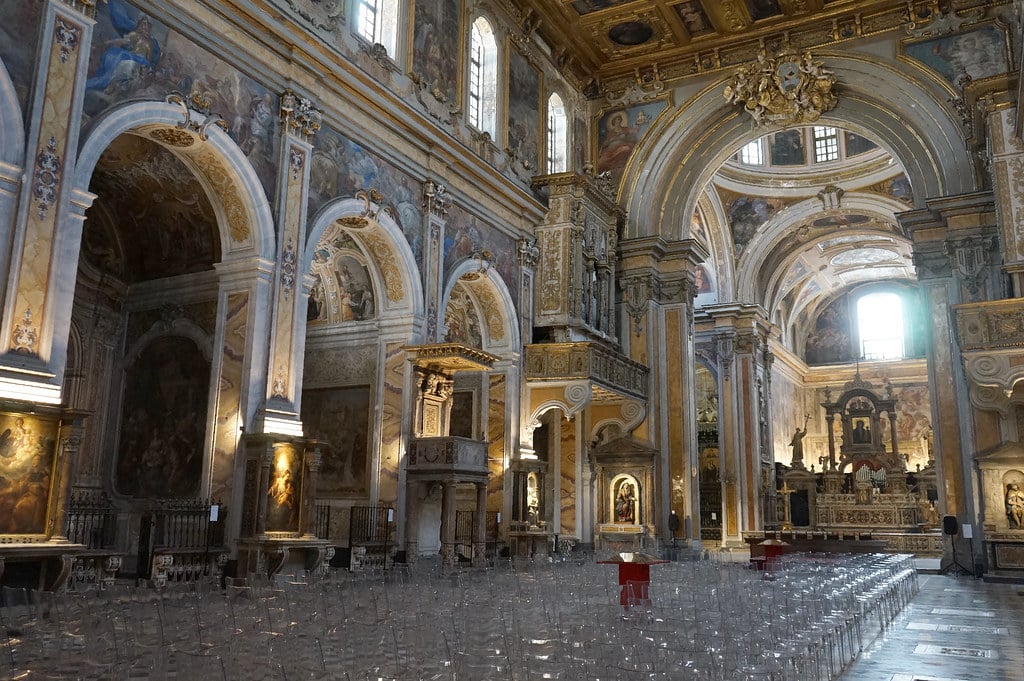 Nave de l'église Santa Maria La Nova à Naples.
